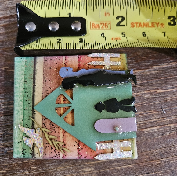 Lucinda Domestic Violence VINTAGE pin Brooch - Picture 3 of 3